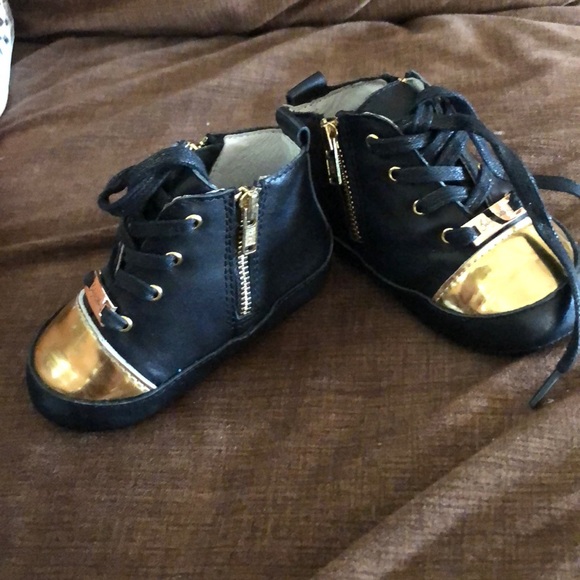 Baby shoes - Picture 3 of 3